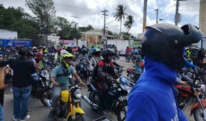 Motoconchistas se movilizan en Santiago contra altos costos