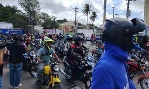 Motoconchistas se movilizan en Santiago contra altos costos