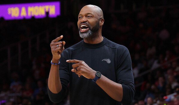 Pelicans contratan a Mosley dos semanas despu&eacute;s de su despido por Orlando