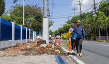Embarazadas arriesgan sus vidas por trabajos en acera cerca de la maternidad La Altagracia