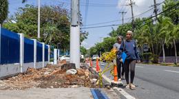 Embarazadas arriesgan sus vidas por trabajos en acera cerca de la maternidad La Altagracia