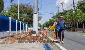 Embarazadas arriesgan sus vidas por trabajos en acera cerca de la maternidad La Altagracia