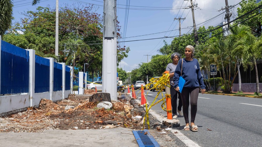 Embarazadas arriesgan sus vidas por trabajos en acera cerca de la maternidad La Altagracia Embarazadas arriesgan sus vidas por trabajos en acera cerca de la maternidad La Altagracia
