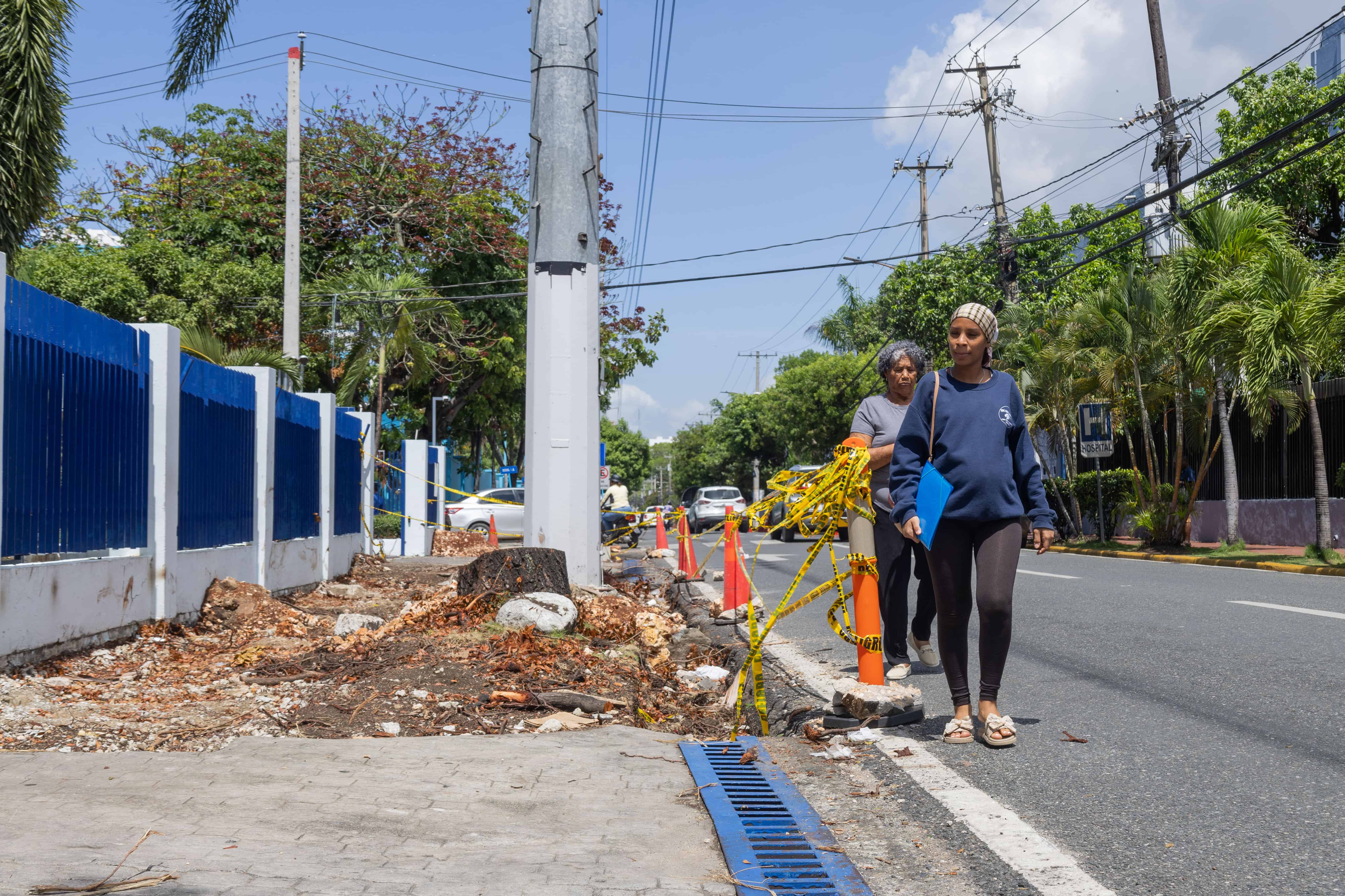 Las personas caminan por el lugar con temor.<div><br></div>