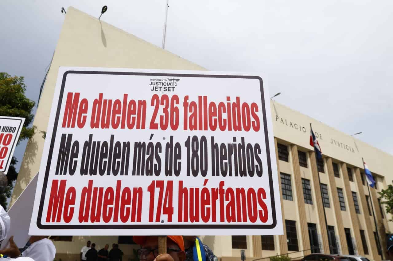 Una de las pancartas con mensajes alusivos a la b&uacute;squeda de justicia.