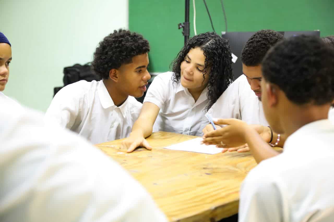 Estudiantes del Liceo Cient&iacute;fico Dr. Miguel Canela L&aacute;zaro.