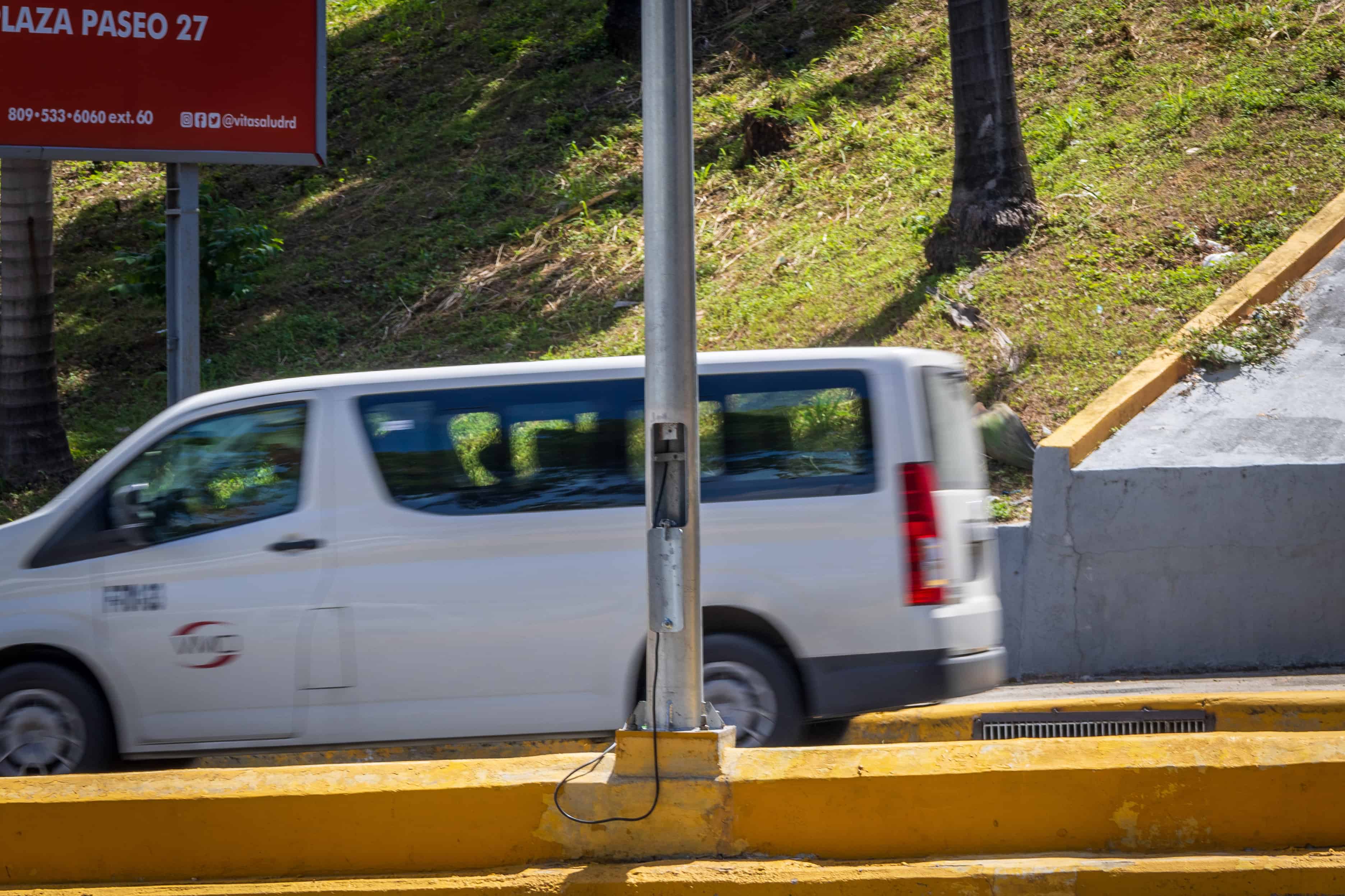 Otro poste al que le colocaron cables en la parte a&eacute;rea.