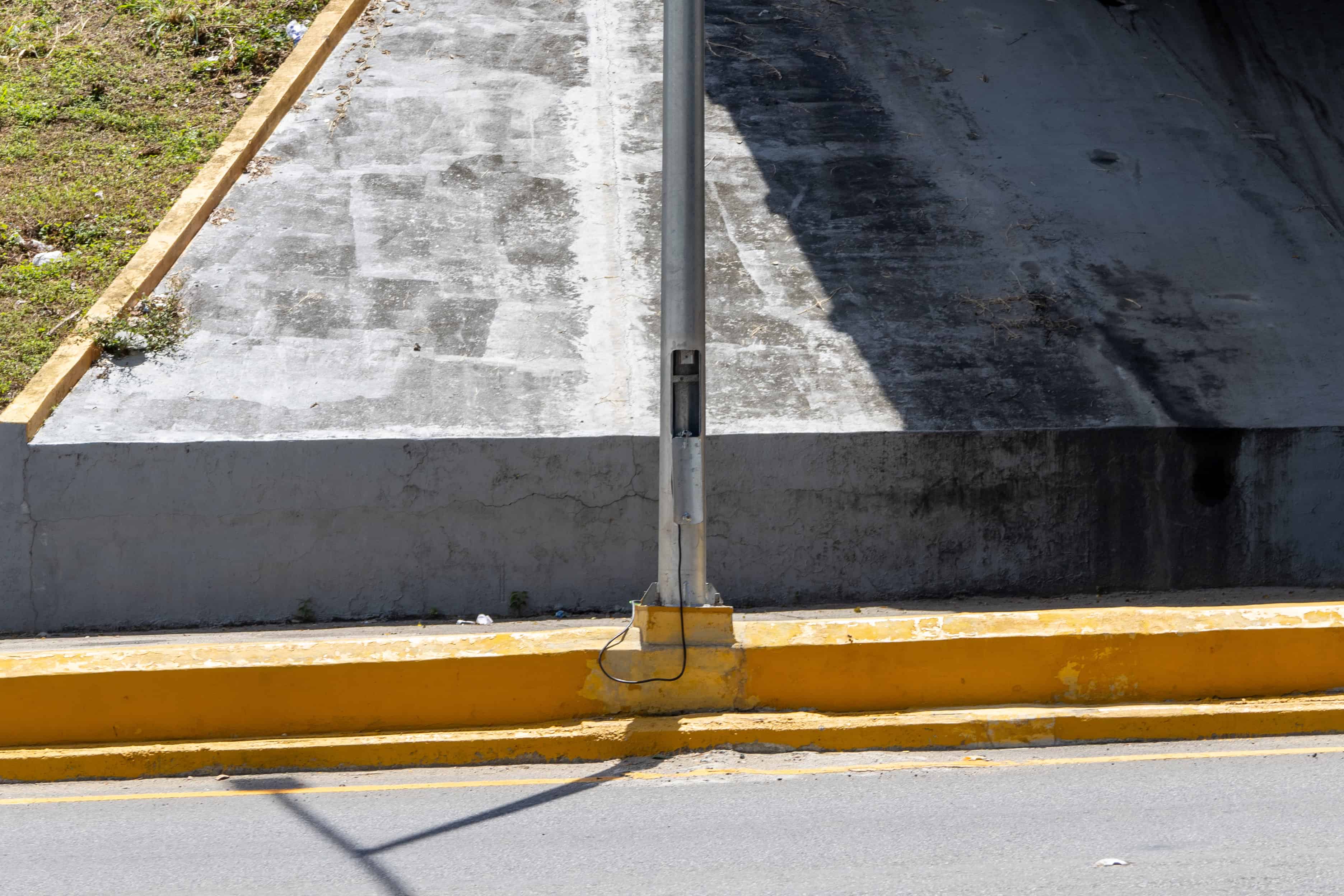 Algunos postes han tenido que ser iluminados con cables en la parte a&eacute;rea.