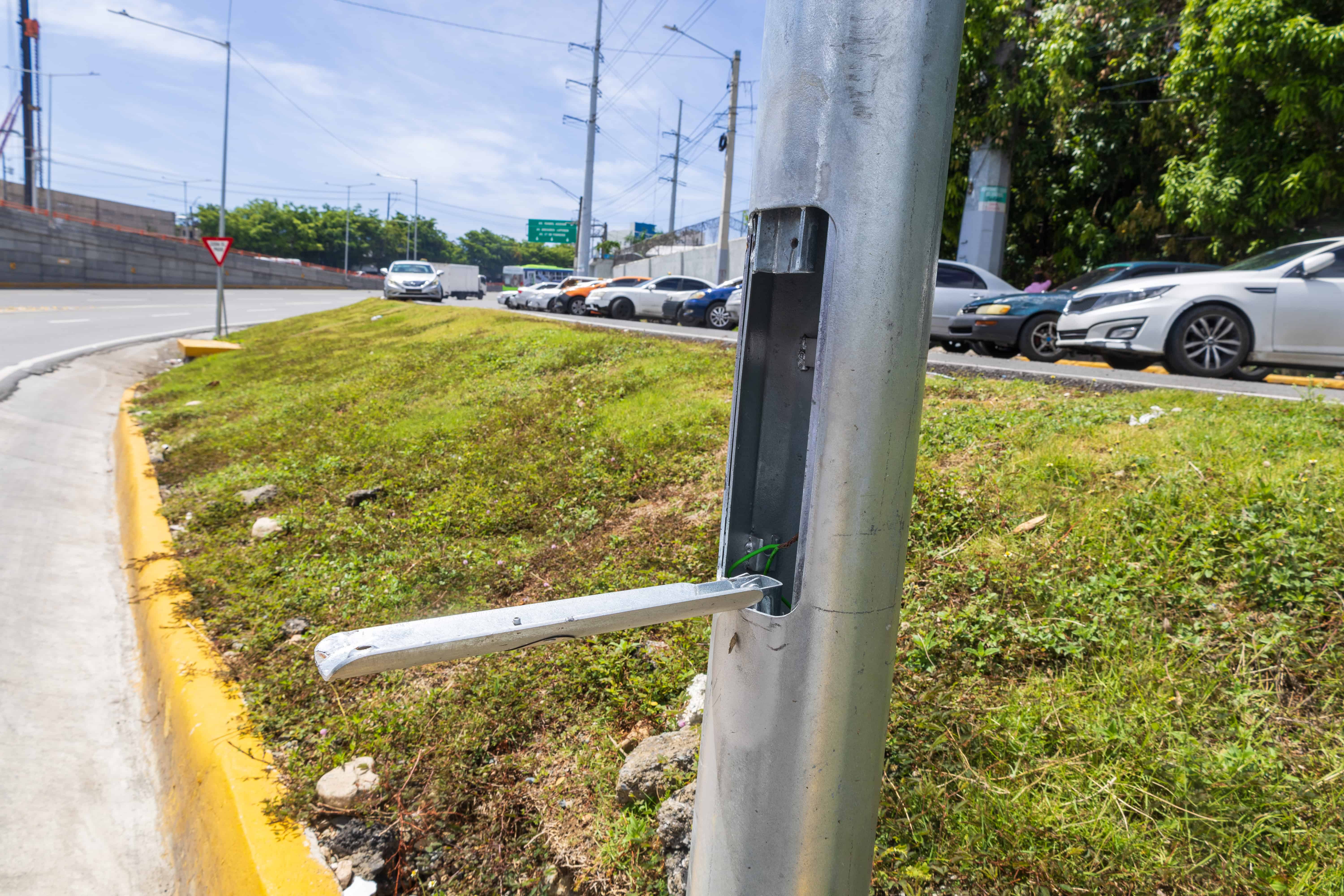 Son m&aacute;s de 10 los postes que han sido vandalizados.