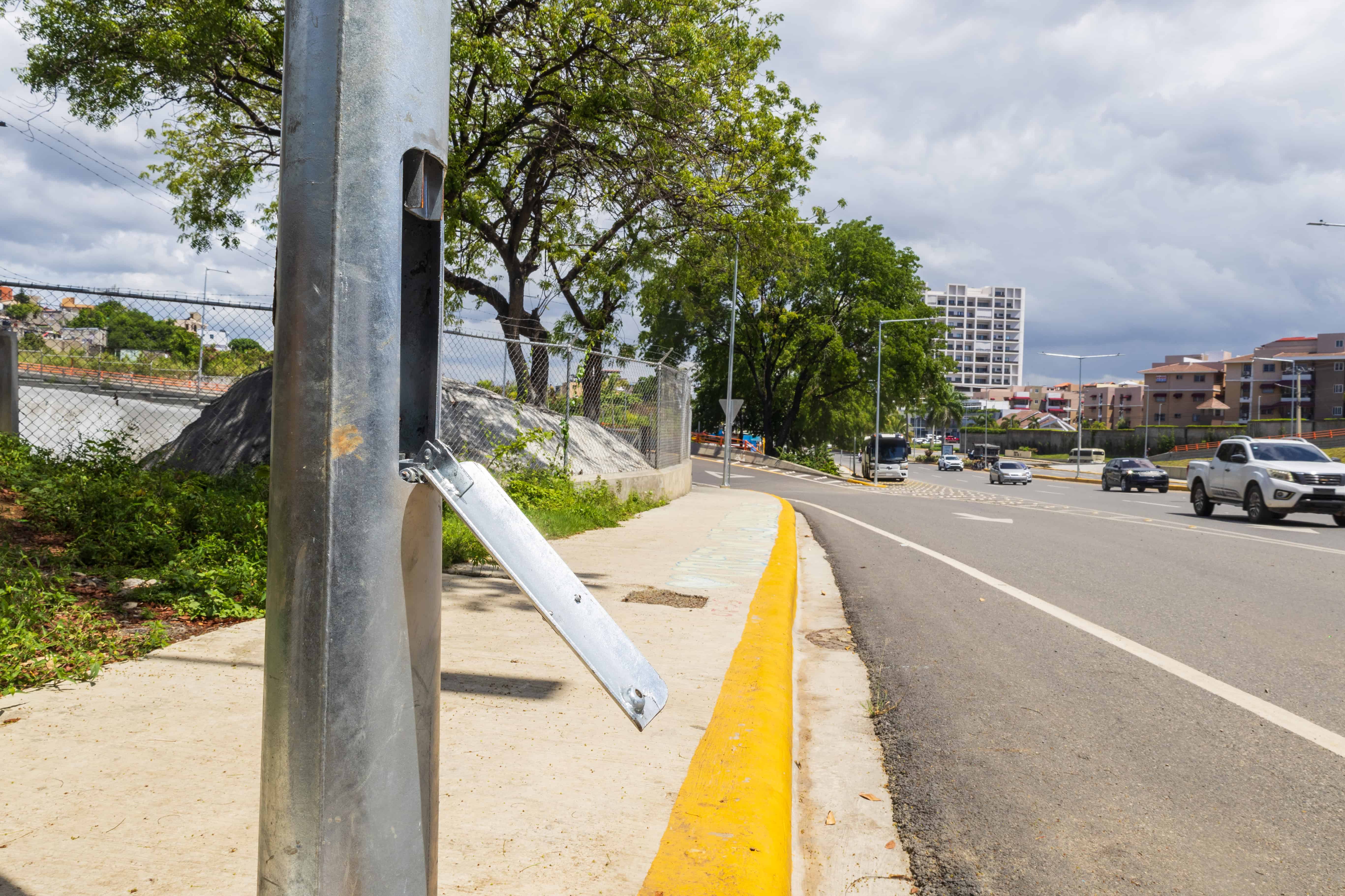 Rompen las tapas del sistema el&eacute;ctrico. 