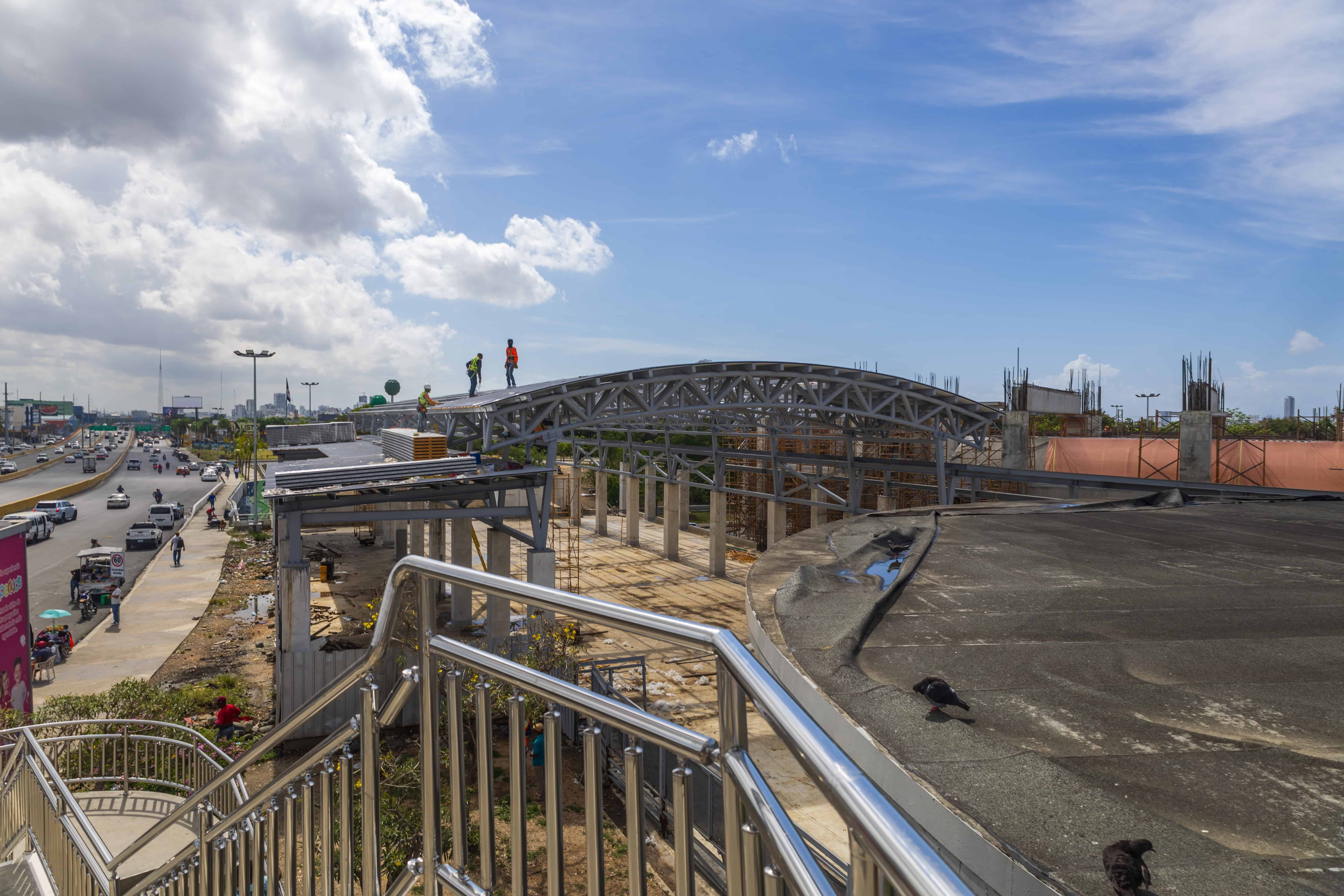 Al fondo se construye la estaci&oacute;n del telef&eacute;rico donde se unir&aacute; con el metro de Santo Domingo.&nbsp;