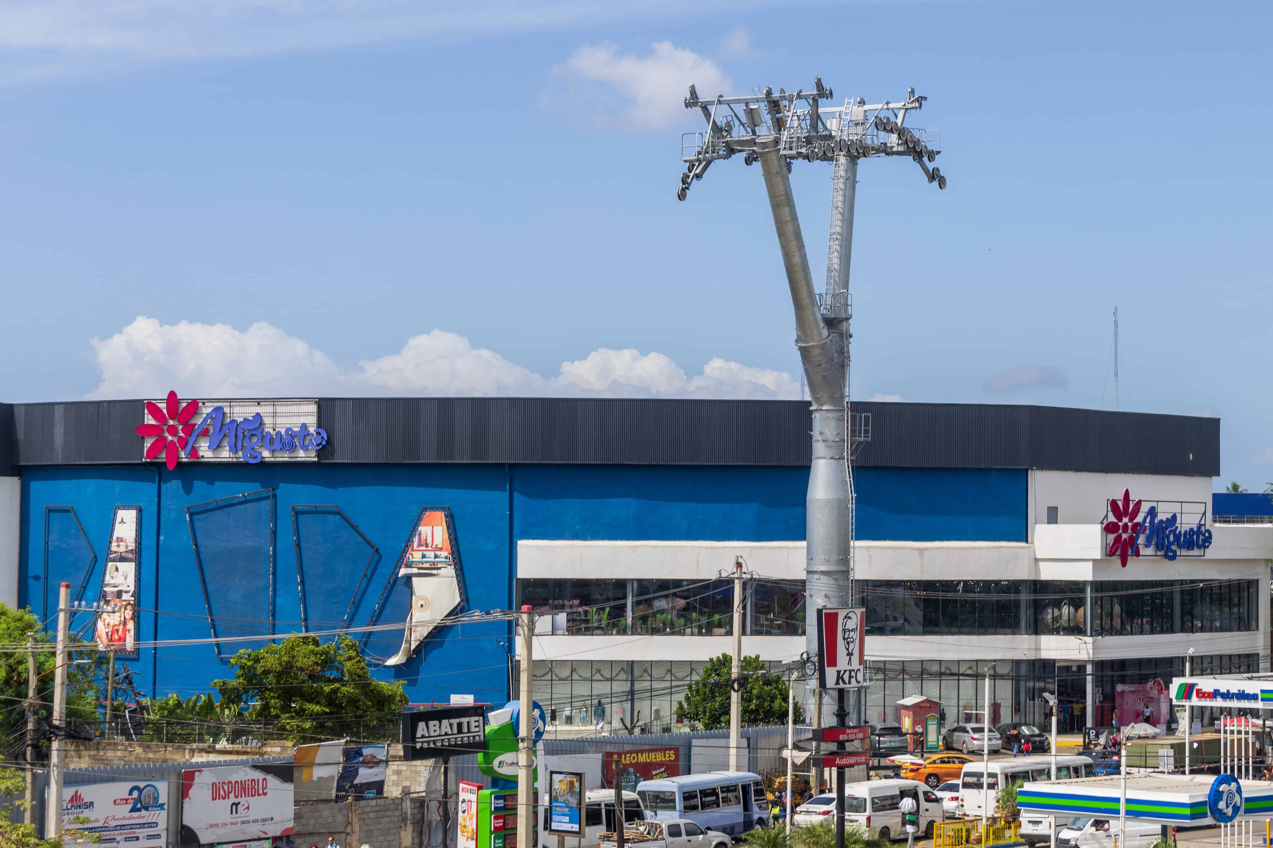 Una de las pilonas pr&oacute;ximo a la estaci&oacute;n del metro Mar&iacute;a Montez, en el kil&oacute;emtro 9 de la autopista Duarte.