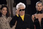 Almod&oacute;var recibe, muy emocionado, una gran ovaci&oacute;n de Cannes por Amarga Navidad