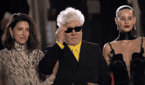 Almod&oacute;var recibe, muy emocionado, una gran ovaci&oacute;n de Cannes por Amarga Navidad