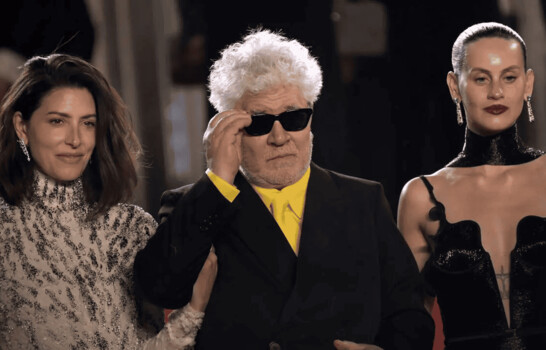 Almod&oacute;var recibe, muy emocionado, una gran ovaci&oacute;n de Cannes por Amarga Navidad