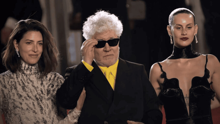 Almod&oacute;var recibe, muy emocionado, una gran ovaci&oacute;n de Cannes por Amarga Navidad