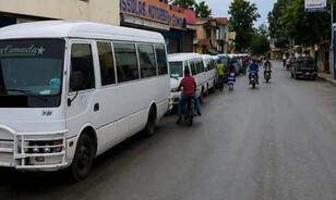 Transportistas del Este paralizan labores en reclamo por reparaci&oacute;n de carretera