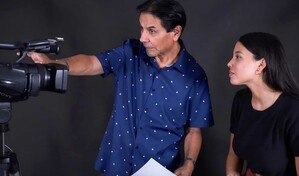 Docente Carlos Mercado lanza el libro "Movie TV-New Method"