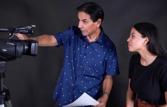 Docente Carlos Mercado lanza el libro "Movie TV-New Method"