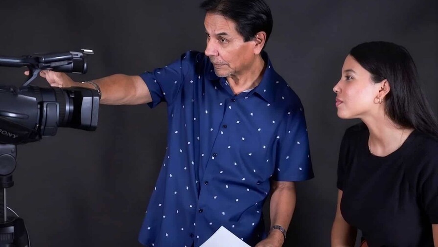 Docente Carlos Mercado lanza el libro "Movie TV-New Method"