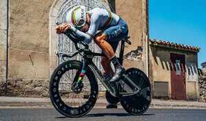 Filippo Ganna impone un r&eacute;cord de velocidad y arrasa en el Giro de Italia
