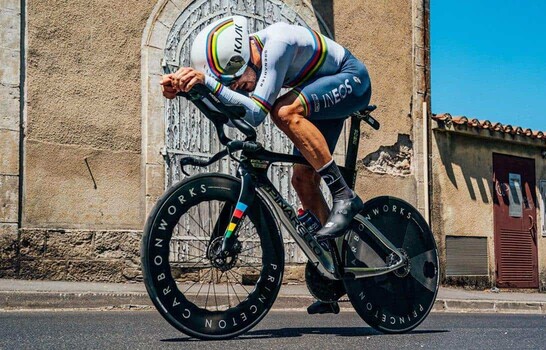 Filippo Ganna impone un r&eacute;cord de velocidad y arrasa en el Giro de Italia