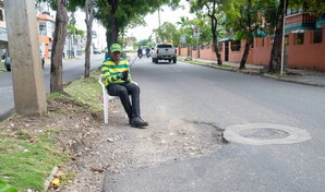 Conductores temen pasar por registro sin asfaltar en avenida de Los Jardines
