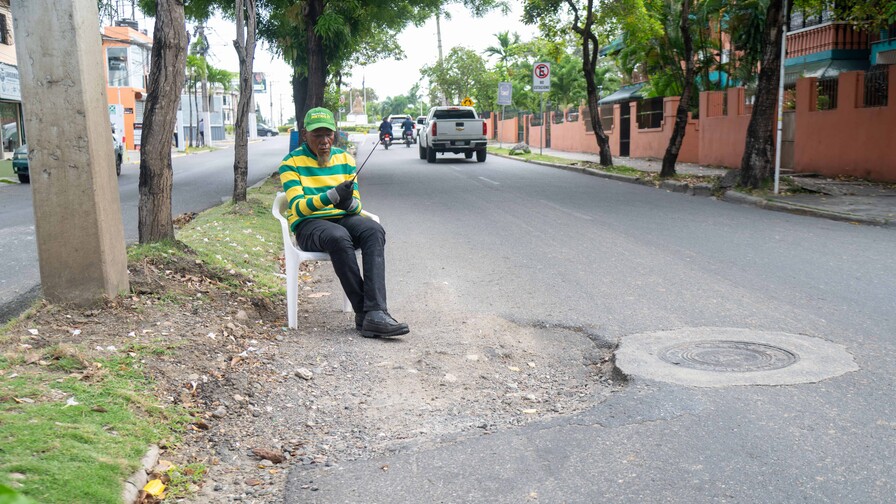 Conductores temen pasar por registro sin asfaltar en avenida de Los Jardines