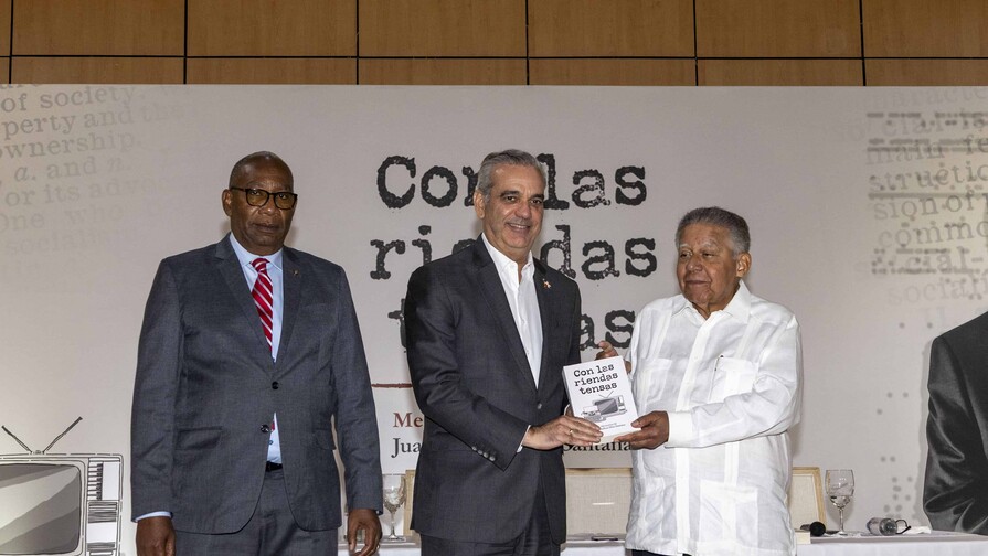Juan Bolívar Díaz Santana pone en circulación sus memorias Con las riendas tensas