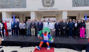 Antorcha de los XXV Juegos Centroamericanos y del Caribe pasa por el Senado de la Rep&uacute;blica