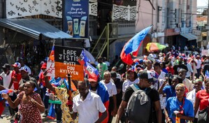 Miles de haitianos toman las calles de Puerto Pr&iacute;ncipe para exigir la paz