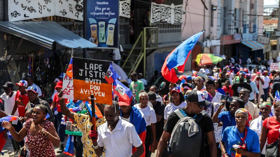 Miles de haitianos toman las calles de Puerto Pr&iacute;ncipe para exigir la paz