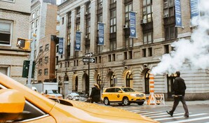 Mujer muere tras caer en una alcantarilla abierta en Midtown Manhattan