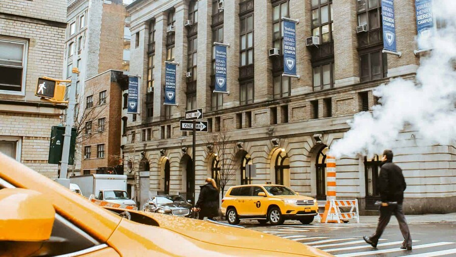 Mujer muere tras caer en una alcantarilla abierta en Midtown Manhattan