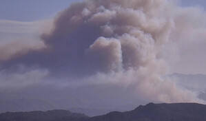 Siete incendios forestales avivados por los vientos queman en el sur de California