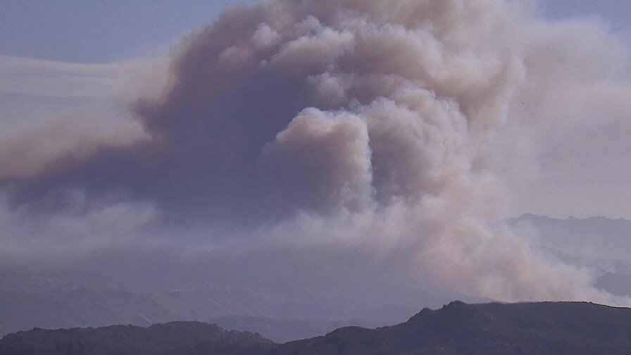 Siete incendios forestales avivados por los vientos queman en el sur de California