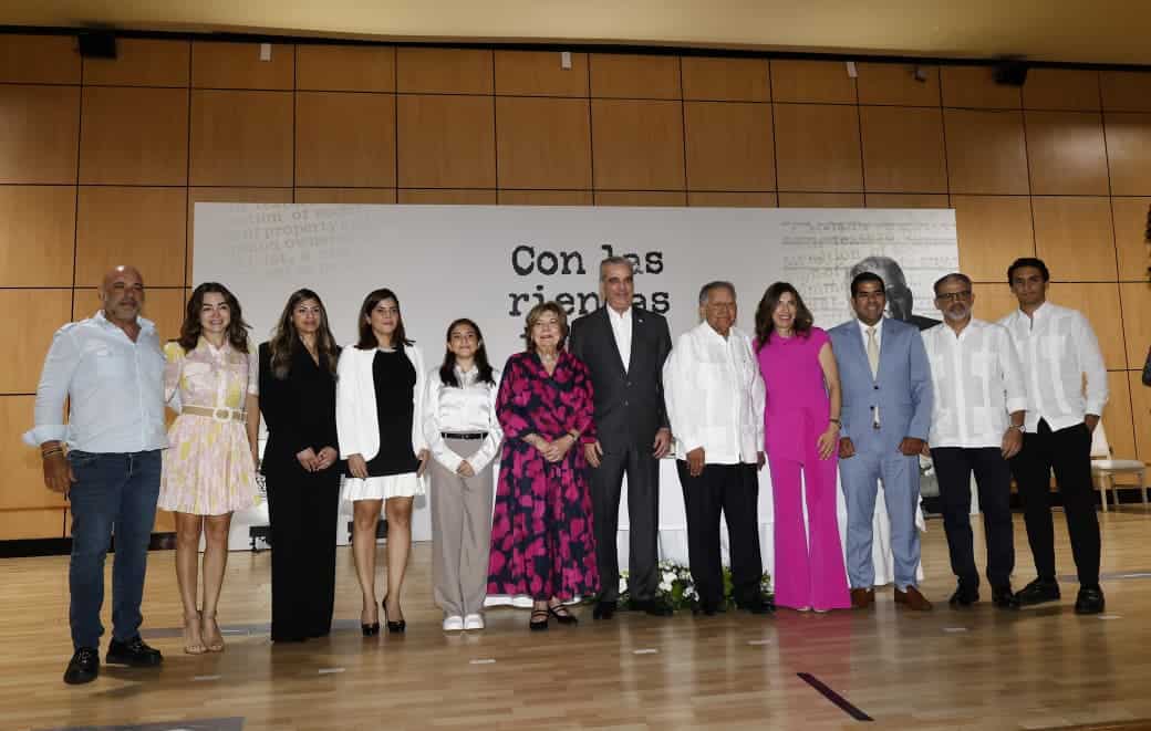 Al centro, Juan Bolívar Díaz Santana y el presidente de la República, rodeados de la familia del autor.