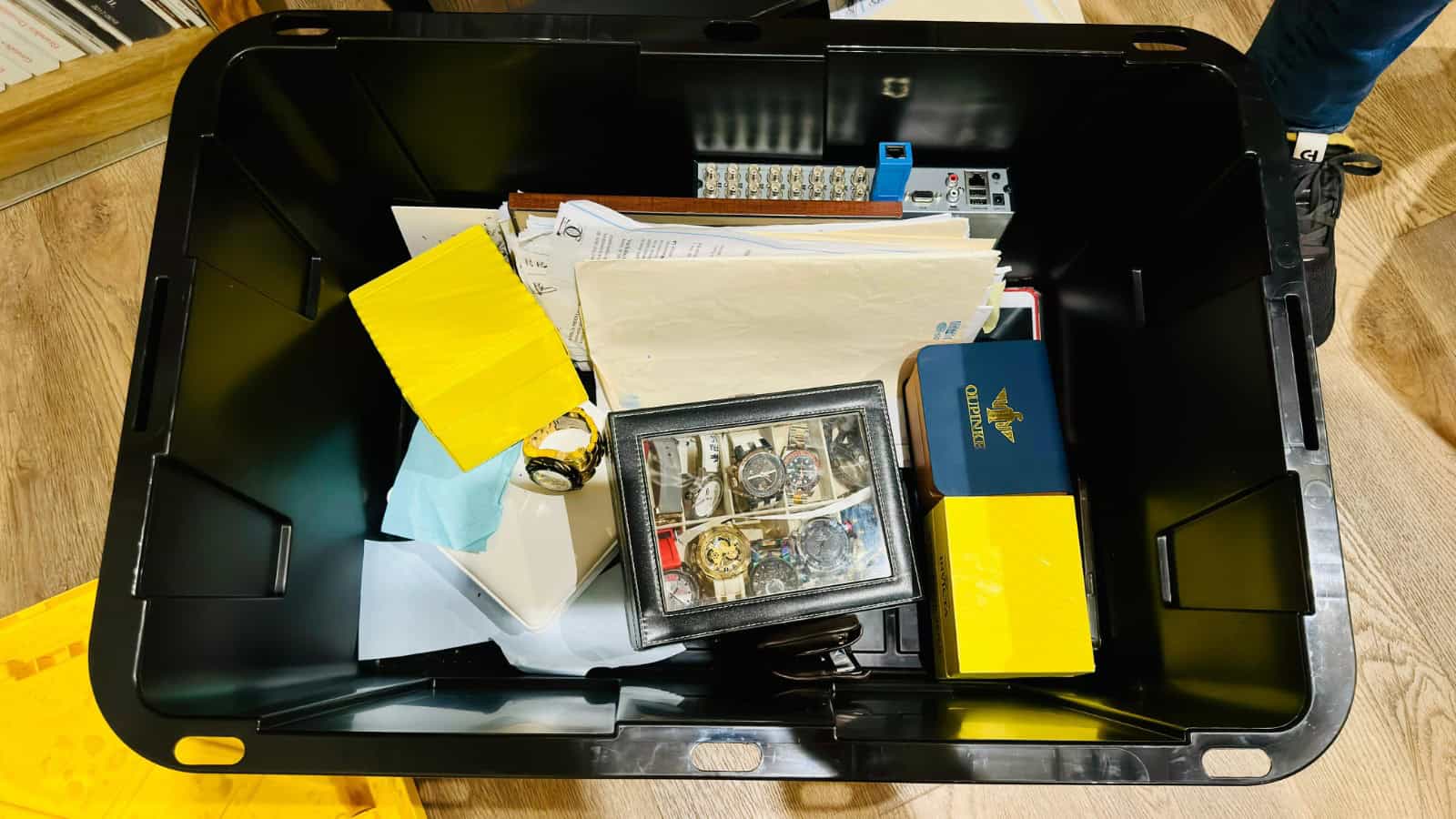 Relojes, documentos y otras evidencias ocupadas durante los allanamientos contra una presunta red de narcotráfico y lavado de activos.
