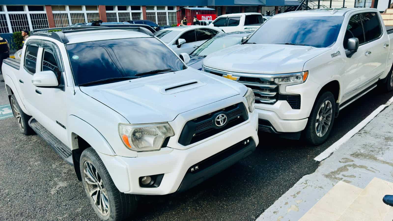 Vehículos ocupados por las autoridades durante los operativos realizados en el Distrito Nacional, Santo Domingo Este y La Altagracia como parte de la Operación PT7.