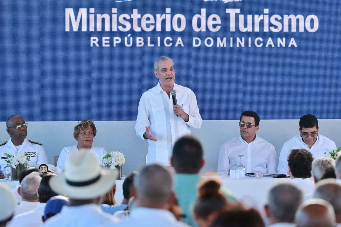El presidente Luis Abinader habla en la inauguración de la segunda etapa del malecón de SDE.