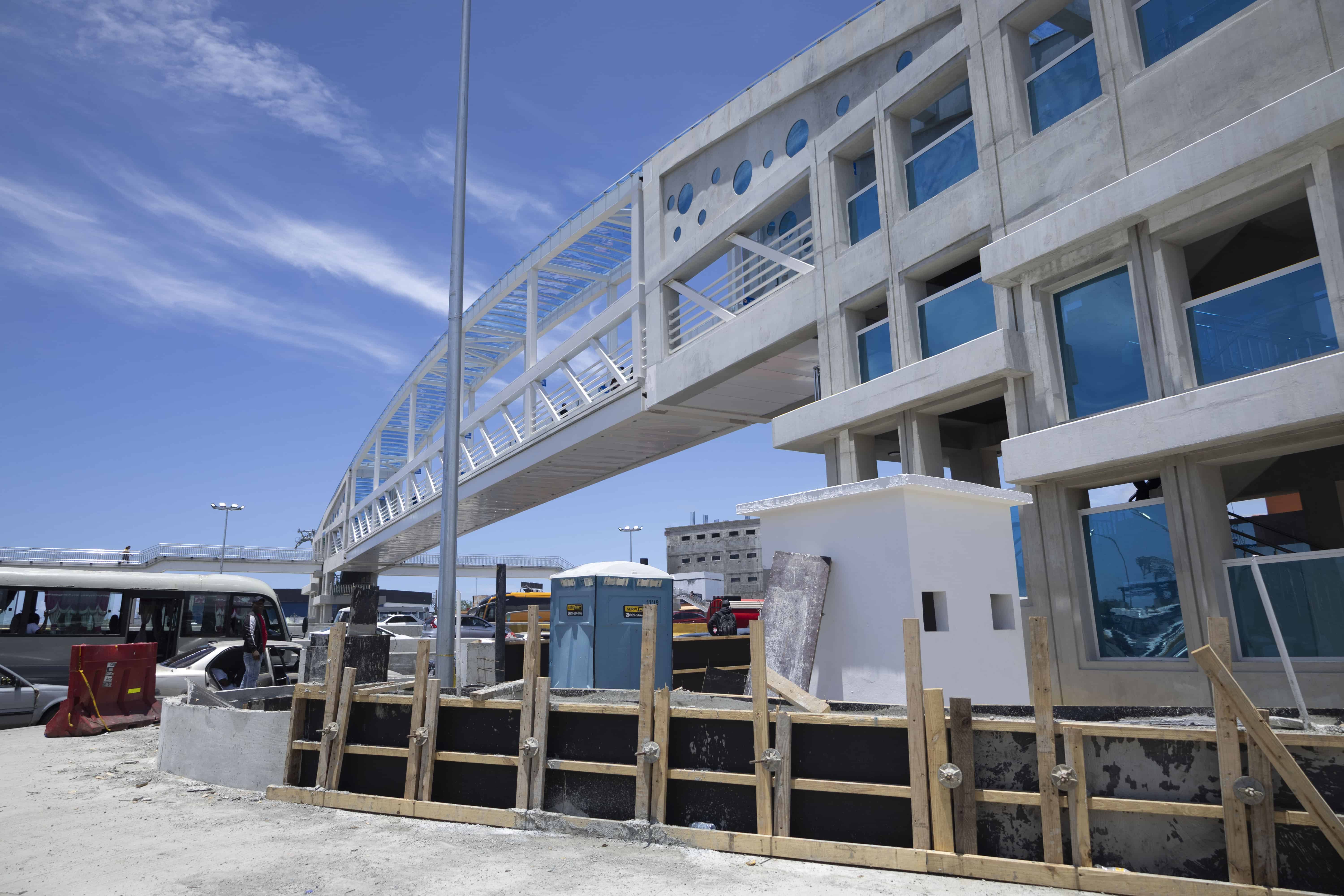 El puente peatonal del kil&oacute;metro 9 de la autopista Duarte. 