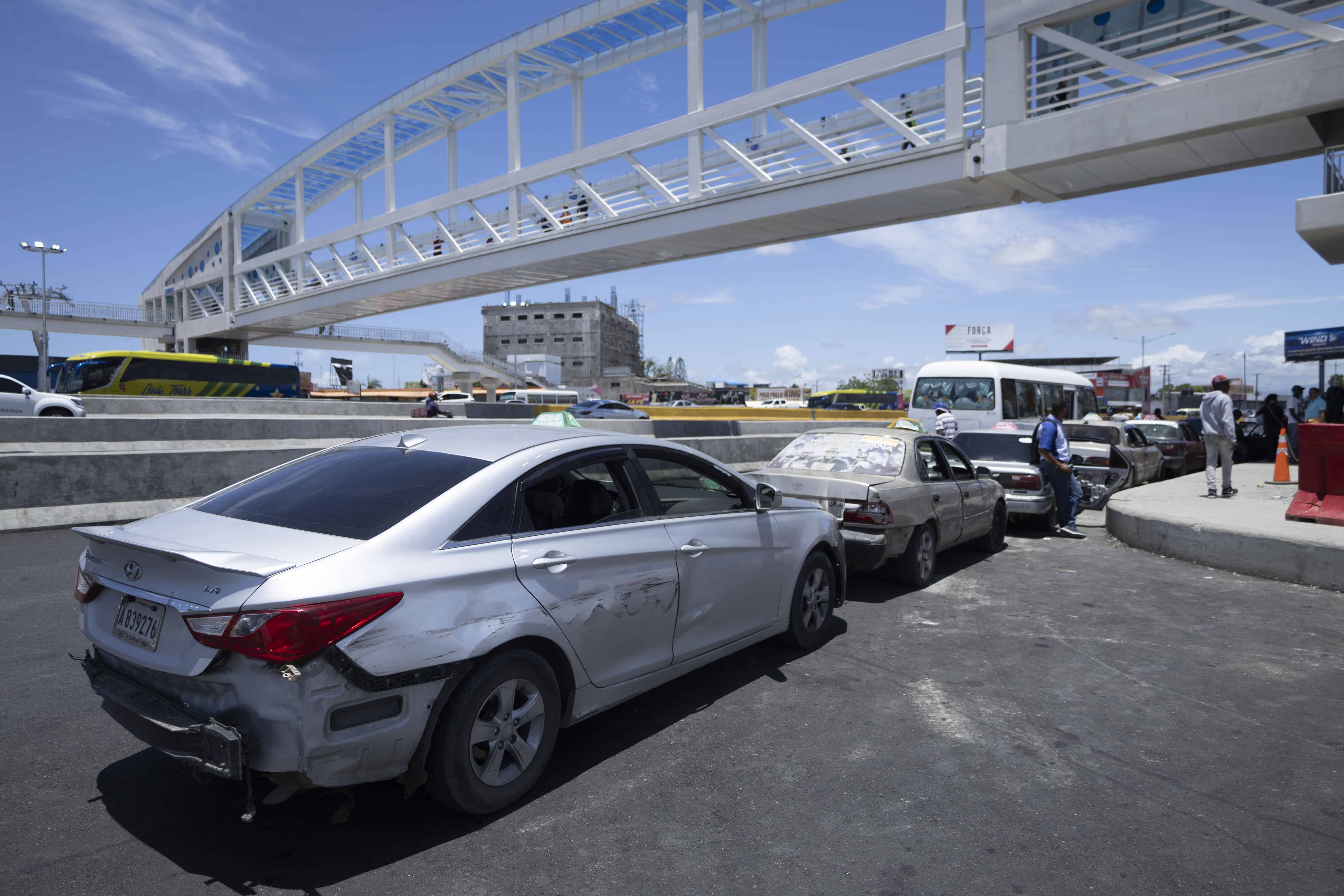 Se mantienen las rutas de carros y guaguas en la zona.