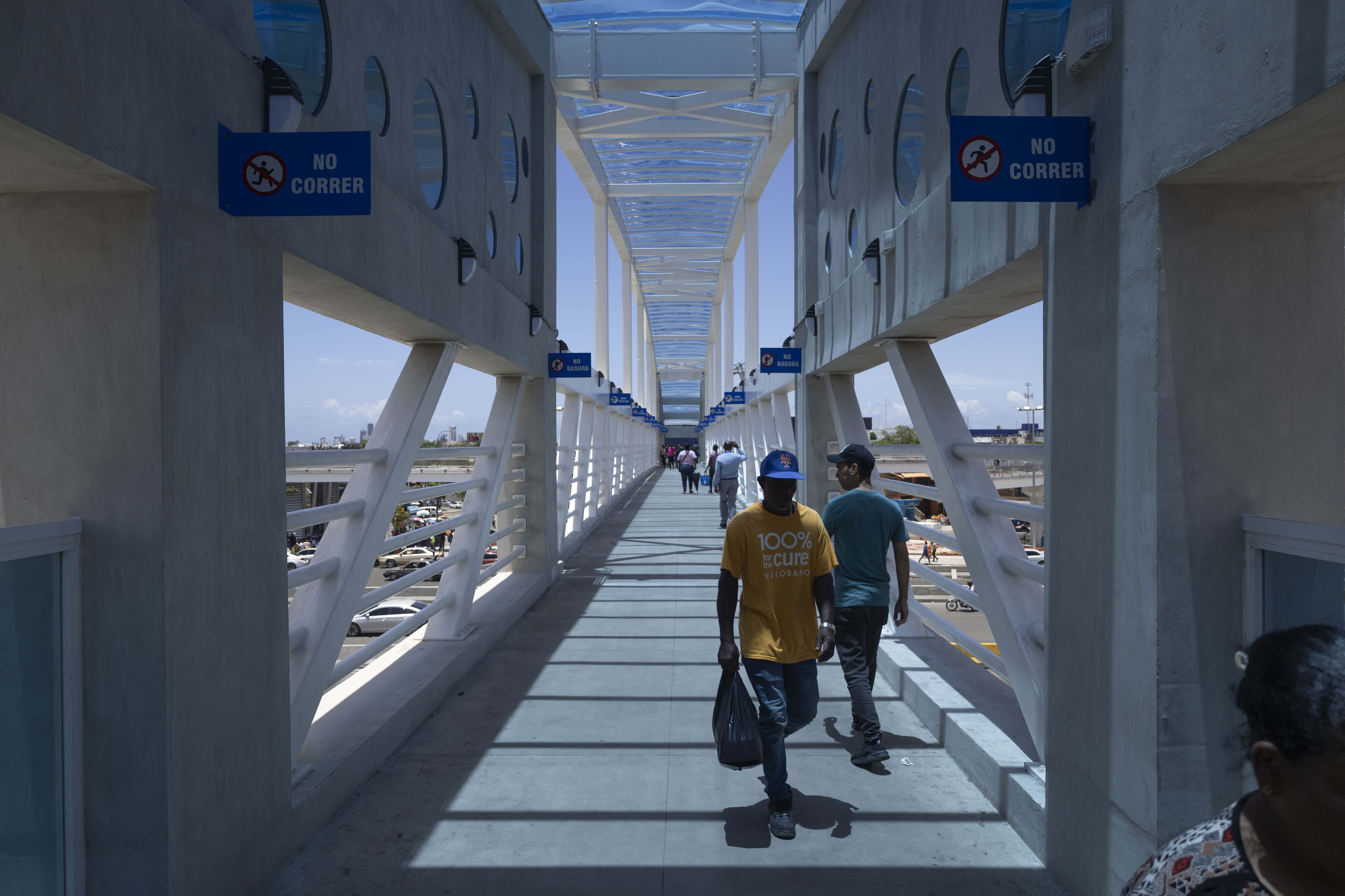 La gente camna con seguridad por el puente.