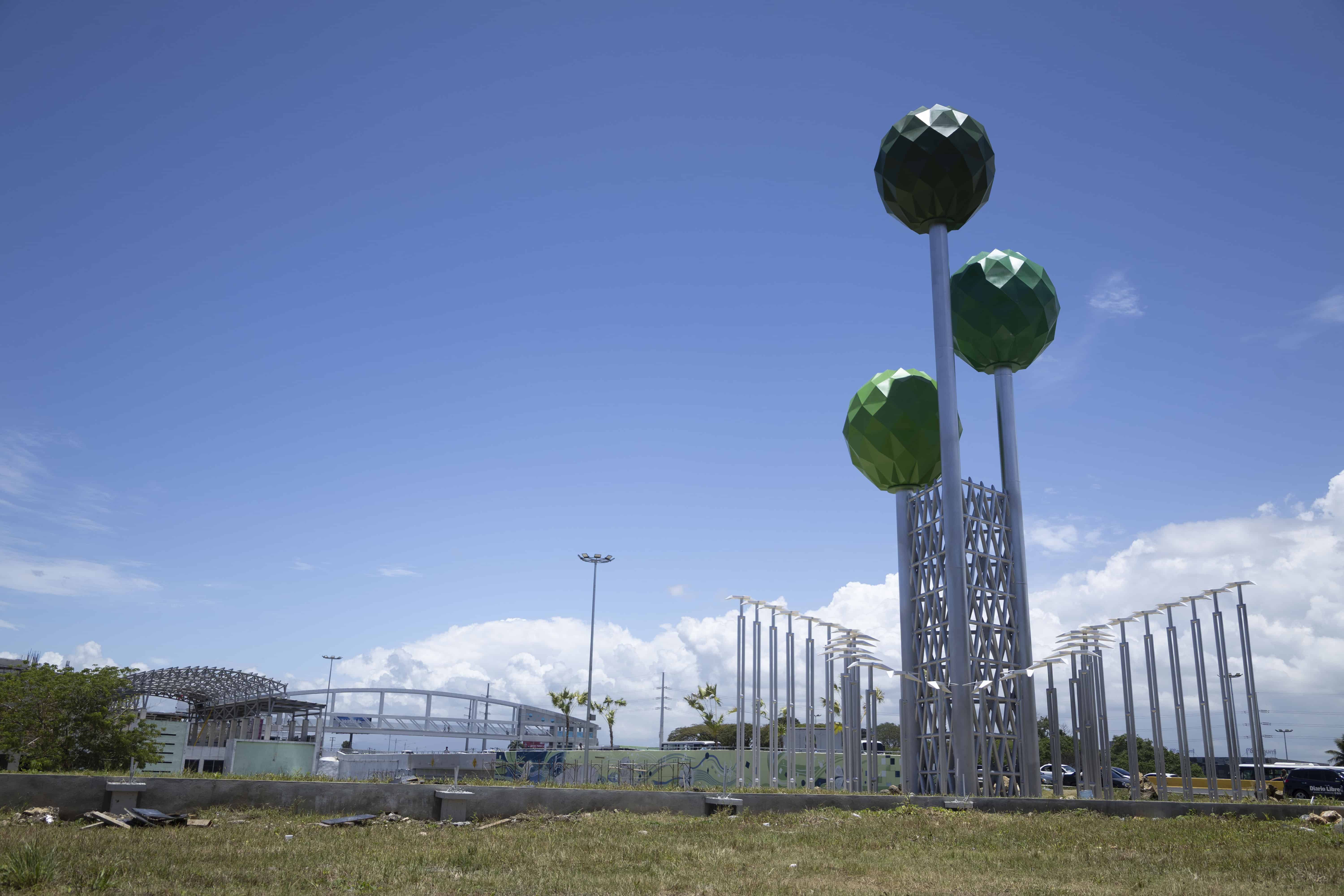 Uno de los monumentos en el tr&eacute;bol sur-este.