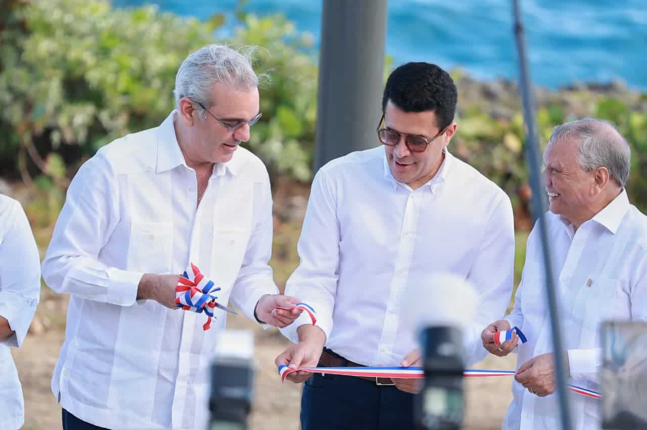 El presidente Luis Abinader corta la cinta que deja inaugurada la segunda etapa del malecón de Santo Domingo Este junto al ministro de Turismo, David Collado y el presidente ejecutivo del Banco de Reservas, Leonardo Aguilera el miércoles 20 de mayo del 2026.