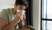 Neum&oacute;loga advierte que el COVID-19 sigue circulando activamente en el pa&iacute;s desde abril