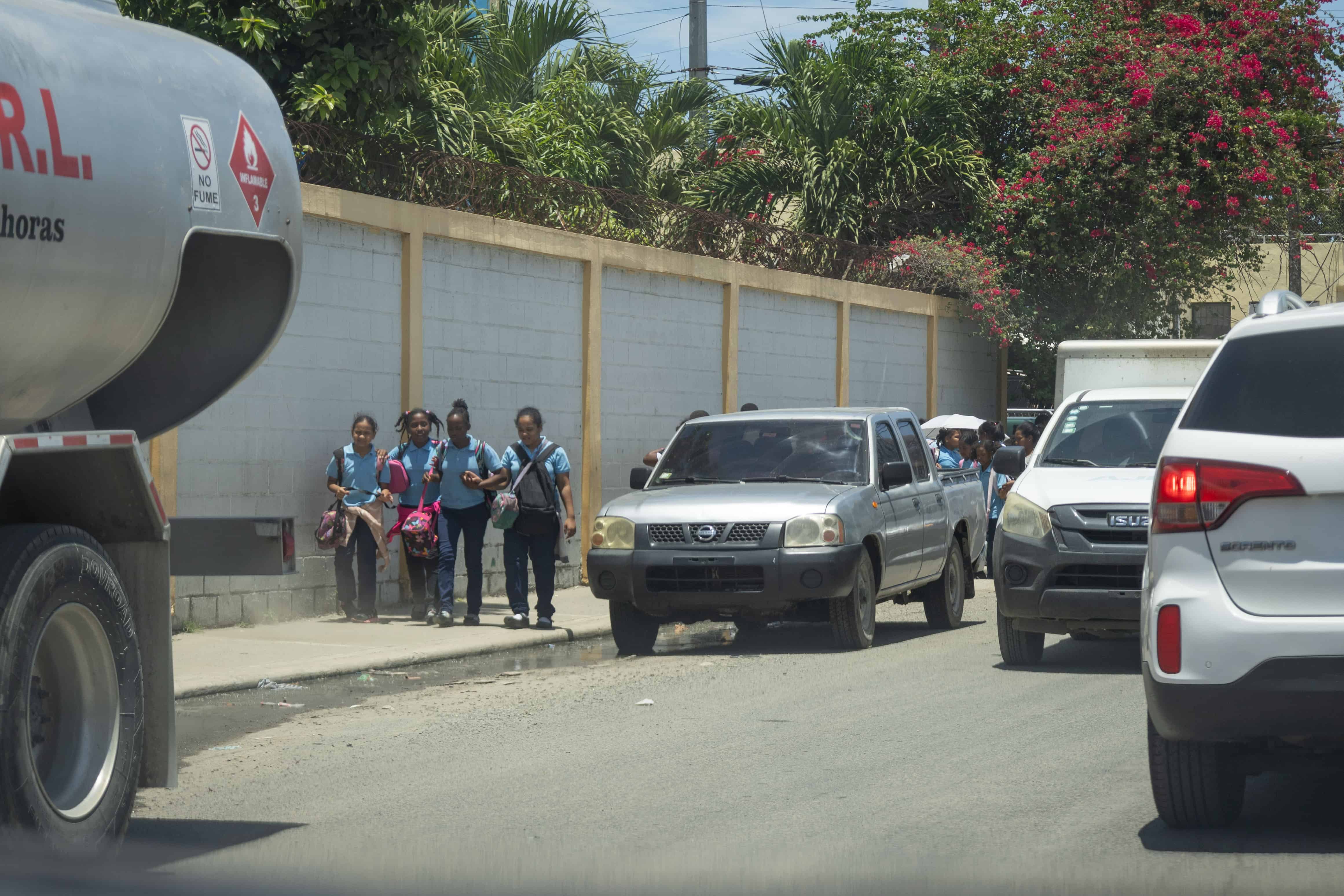 Estudiantes de escuelas de la zona se arriesgan al caminar por calles con alcantarillas sin tapa.