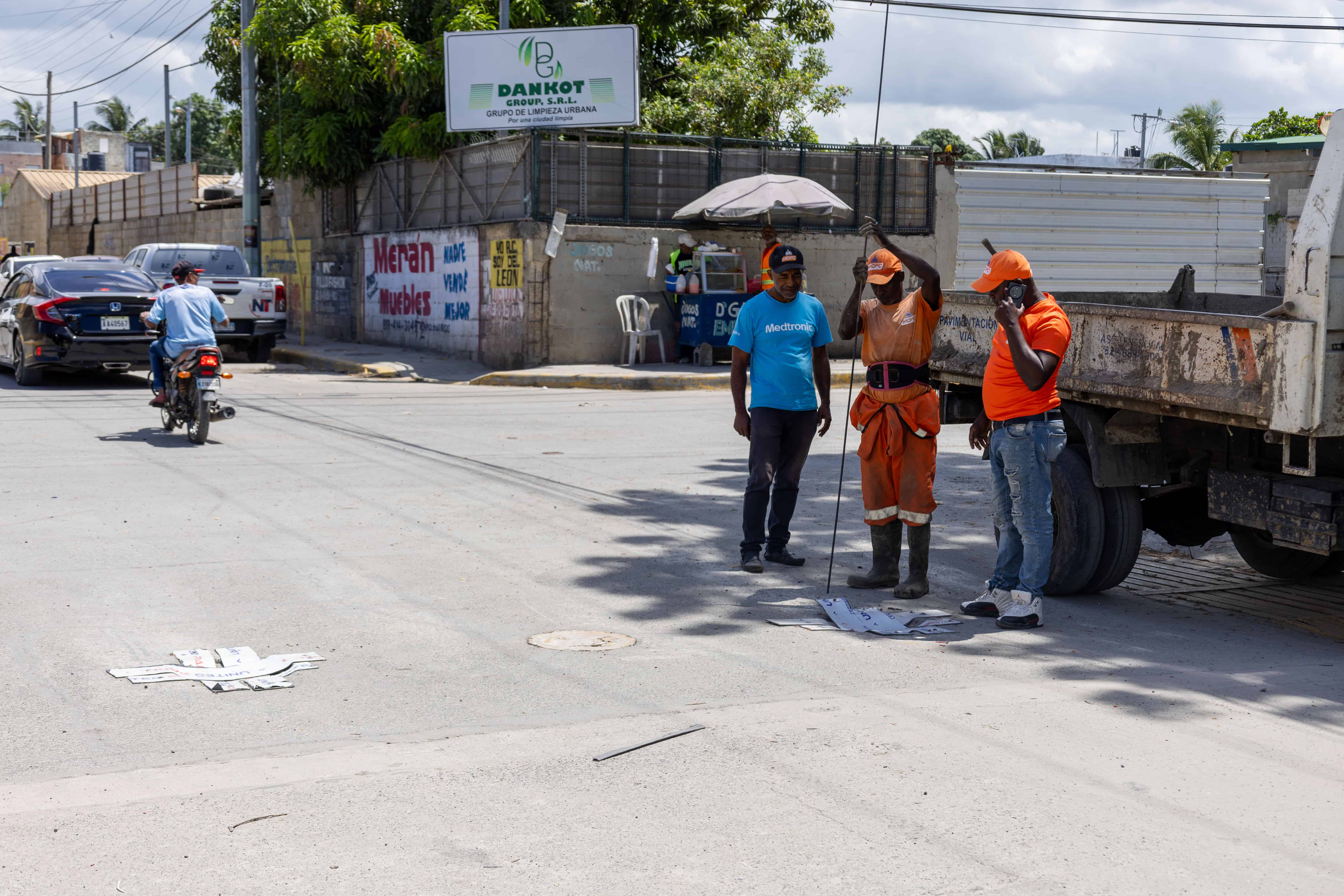 Brigadas de la Alcald&iacute;a de Santo Domingo Este y del Ministerio de Obras P&uacute;blicas realizan labores correctivas en el lugar del accidente.