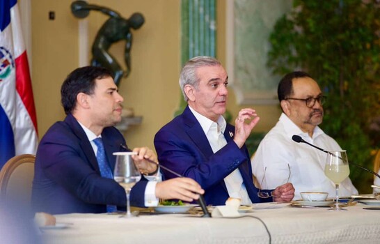Luis Abinader se re&uacute;ne con la clase art&iacute;stica para fortalecer la cultura nacional