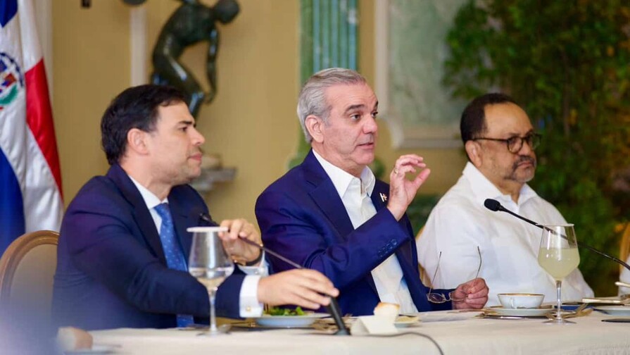 Luis Abinader se reúne con la clase artística para fortalecer la cultura nacional Luis Abinader se reúne con la clase artística para fortalecer la cultura nacional